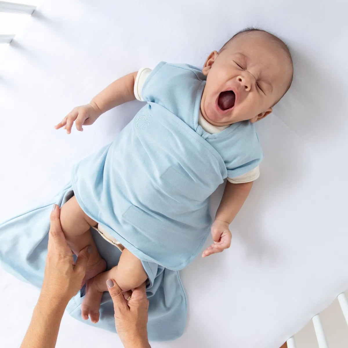 SACO DE DORMIR SWADDLE EM ALGODÃO EGÍPCIO AZUL - CASULO DE ANJO