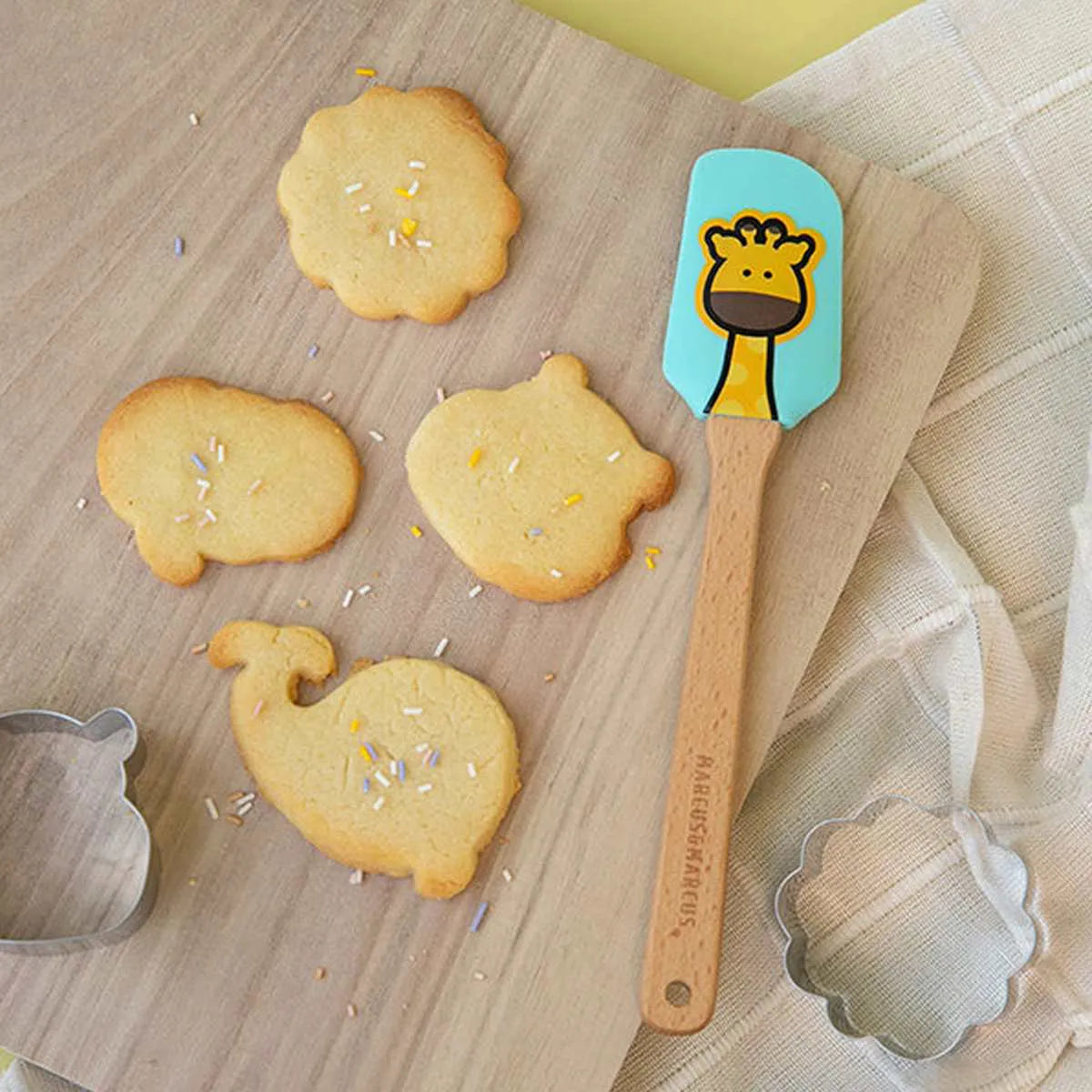 Kit com Cortadores e Acessórios para Biscoitos - Marcus & Marcus