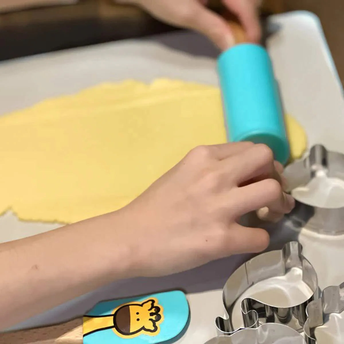 Kit com Cortadores e Acessórios para Biscoitos - Marcus & Marcus